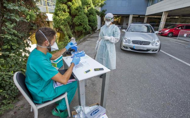 61 pruebas PCR en el regreso del 'coroauto' de la Facultad de Medicina