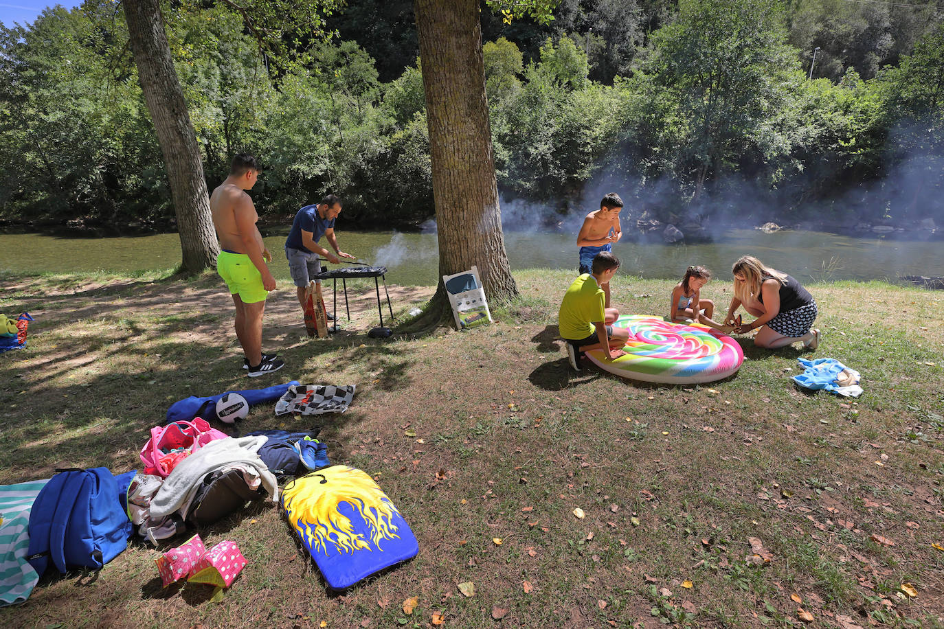 Baños refrescantes en el río Saja, en el parque de Santa Lucía de Cabezón de la Sal