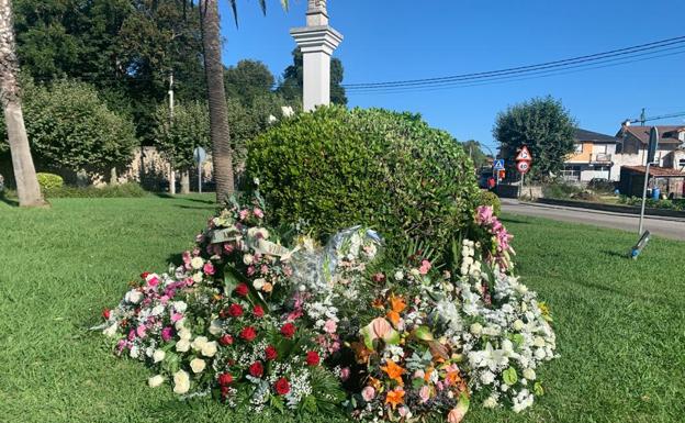 Flores en la rotonda de Corbán en memoria de las dos jóvenes fallecidas