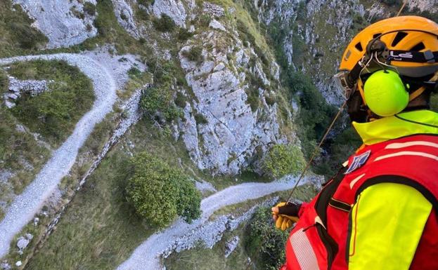 Encuentran a un senderista desmayado en la ruta de Urdón-Tresviso
