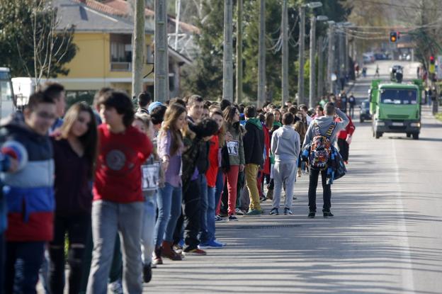 Las ansiadas aceras de Viérnoles se iniciarán antes de final de año