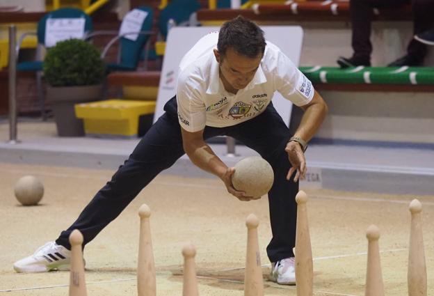 Óscar pisa el acelerador y manda tras derribar 150 bolos