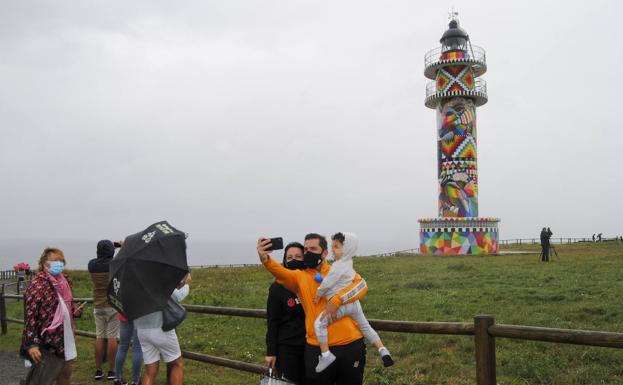 El faro de Ajo luce los colores de Okuda para ser un «revulsivo» de la zona pese a las polémicas