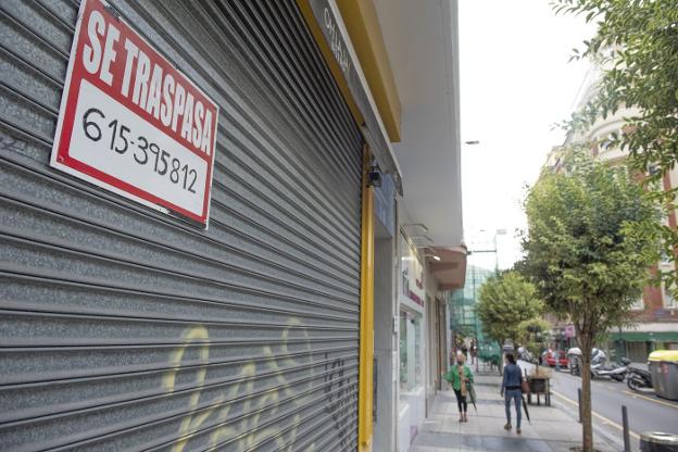 El verano «amortigua» el cierre de negocios ante un «futuro desolador»