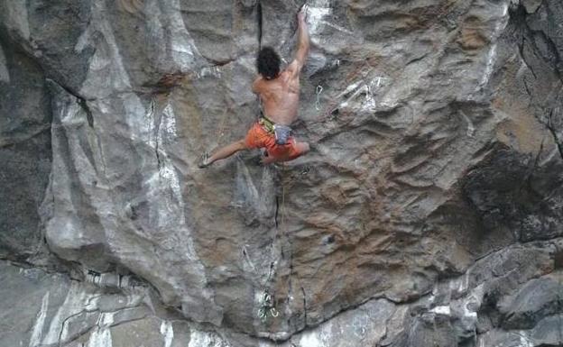 El experimento de Adam Ondra en la primera vía más difícil escalada por un humano