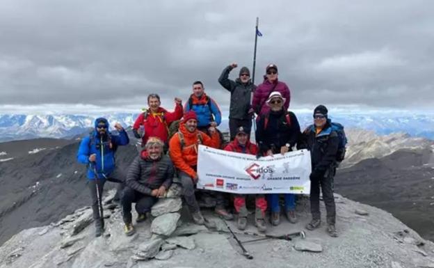 Tres montañeros ciegos coronan los Alpes franceses