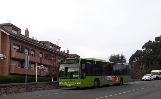 El Ayuntamiento de Castro bonifica con un 50% el transporte para los institutos del municipio