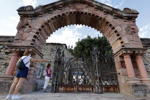 Comillas pide al Obispado y al Gobierno que restauren la verja del antiguo cementerio