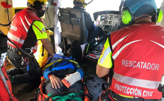 Evacuado en helicóptero un montañero al que le cayó una roca en la cabeza en Picos de Europa