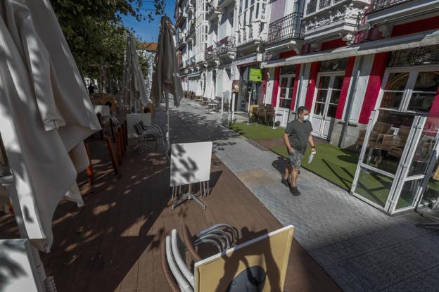 Santoña, vacía de turistas y con poca gente en la calle en su primer día de cierre