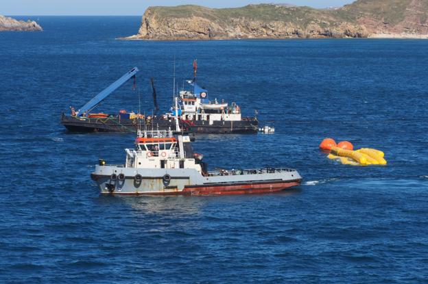 La draga hundida en Suances, retirada a pesar de las fuertes corrientes