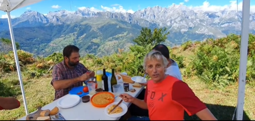 Jesús Calleja recorre en bici los Picos de Europa para llegar hasta el Cantábrico