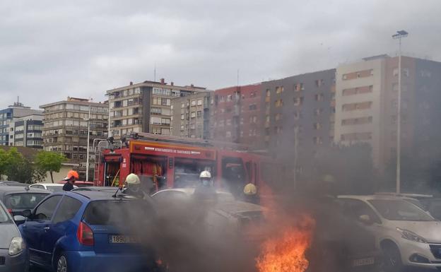 Aparatoso incendio de un coche en el parking entre Marqués de la Hermida y el barrio Pesquero