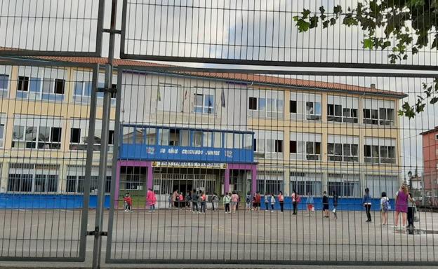 Entrada escalonada y toma de temperatura en el primer día de colegio en Colindres