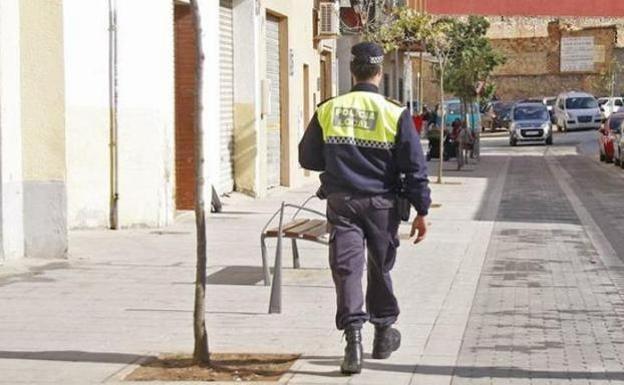 Huye esposado en calzoncillos tras agredir a su pareja en Valencia