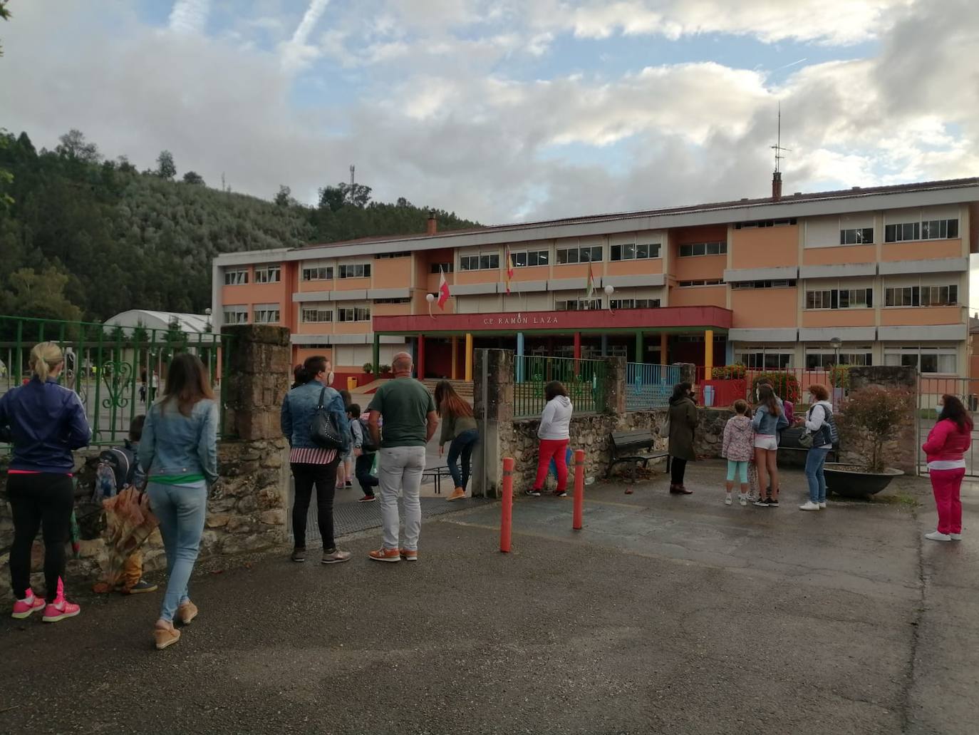 Mascarillas y tomas de temperatura en la 'vuelta al cole' en Cantabria