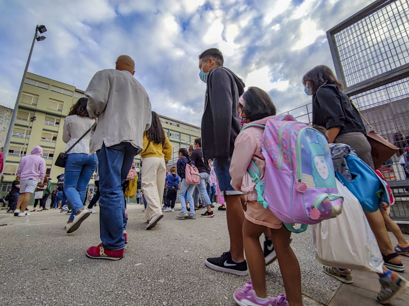 Los niños llenan de vida el colegio Magallanes de Santander