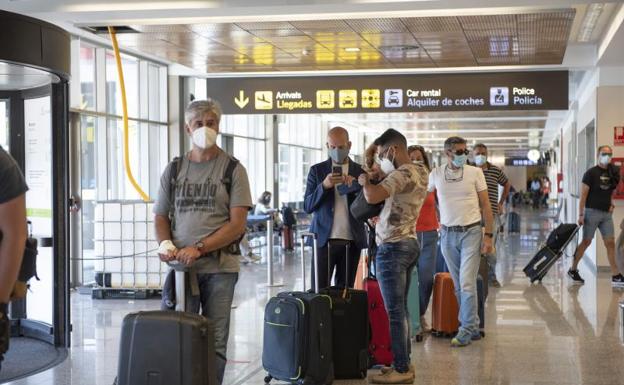 El avión bloqueado por otro averiado despega tras un día de retraso