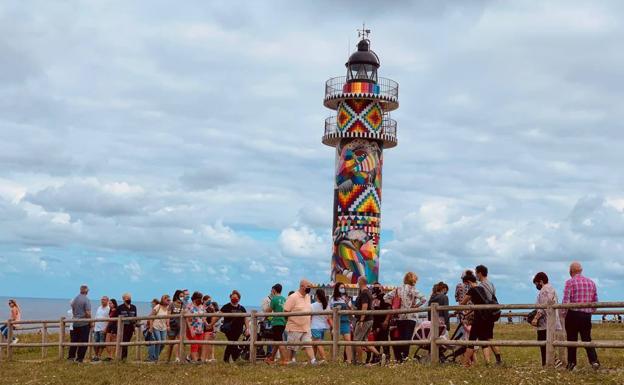 El multicolor faro de Ajo, un imán capaz de atraer a 40.000 turistas en tres semanas