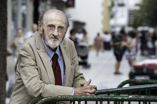 Tres generaciones de una familia y un gato recorren la nueva novela de Pombo