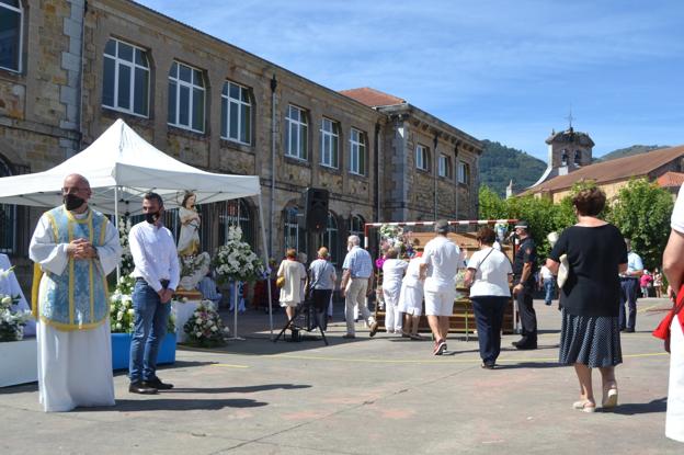 Distancia social para honrar a la Virgen Niña