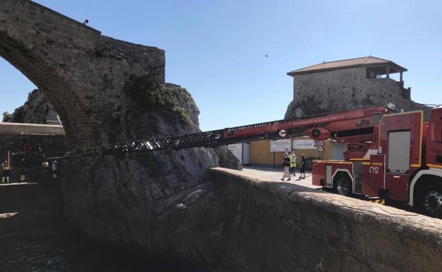 Un menor resulta herido al lanzarse al mar desde el Puente Romano de Castro Urdiales