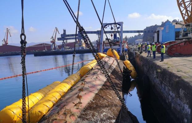 Comienzan en Gijón las maniobras para sacar a tierra la draga hundida en Suances