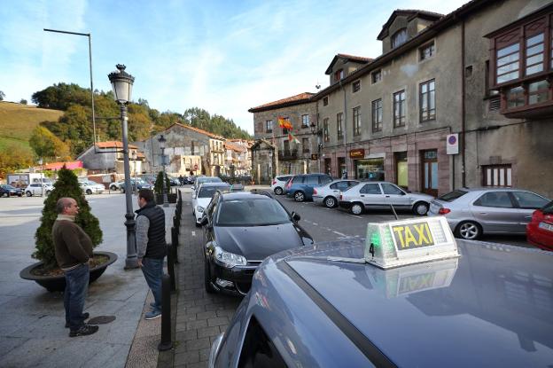 Ampas y taxistas de Cabezón idean una red de transporte para estudiantes