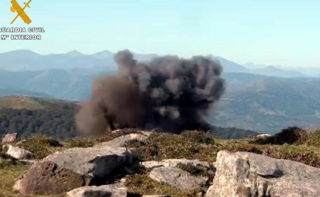 Explosión controlada de una granada hallada en el Monte Cuera que conservaba todo su poder destructivo