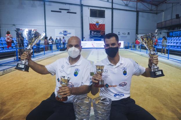 Víctor y Salmón revalidan su título regional de parejas tras una gran final
