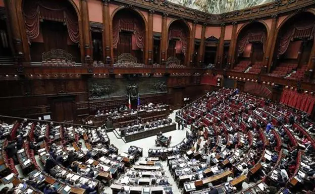 Italia examina a su clase política en un referéndum para reducir el Parlamento