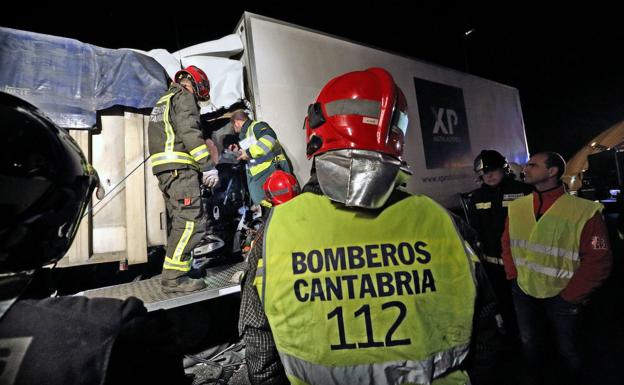 El Gobierno cierra la redacción de la ley que reconocerá a los bomberos de Cantabria como agentes de la autoridad