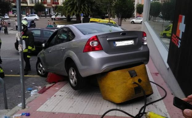 Un nonagenario confunde la marcha atrás con la primera y arrolla a tres peatones frente al centro de salud de Castro Urdiales