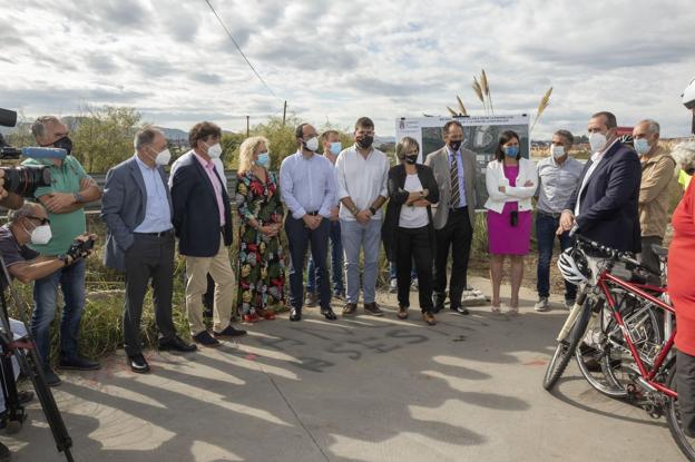 Los carriles bici de Camargo y Santander estarán unidos por las Marismas de Alday en dos meses