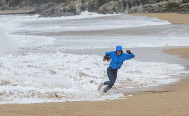 La Aemet avisa que un frente atlántico dejará hoy en Cantabria lluvias intensas, fuerte viento y oleaje