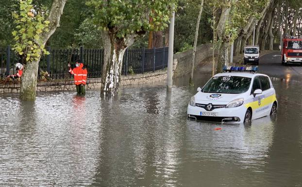 El vendaval derriba árboles y desprende cascotes, con rachas de hasta 96 km/h en Santander