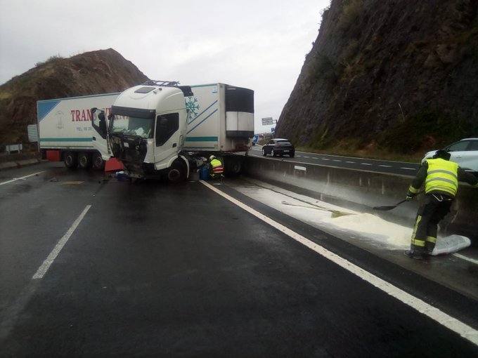 Reabierta la A-8 en dirección a Santander tras un accidente en Saltacaballo que la tuvo cerrada más de cuatro horas