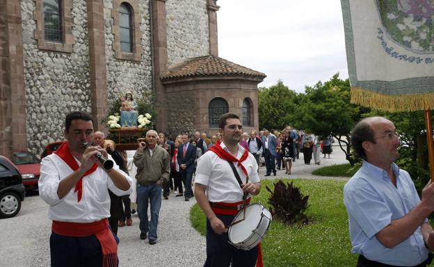 Los vecinos de Barreda entregan el dinero de las fiestas a Cáritas