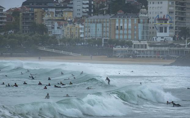 Lluvia intensa y grandes olas en un sábado otoñal en Cantabria