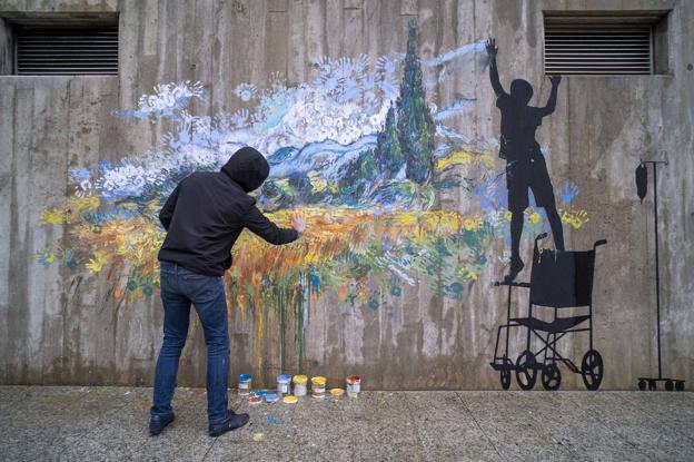 Tres murales del santanderino Pejac en Valdecilla homenajean al hospital