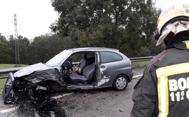 Una joven de 19 años tiene que ser excarcelada de su coche tras un choque en Villacariedo