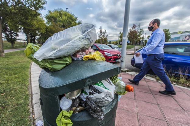 «Los barrios de Santander llevamos años sufriendo los fallos del servicio de basuras»