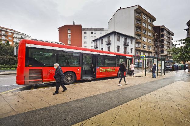 Torrelavega anticipa a la empresa de autobuses el dinero perdido durante la pandemia