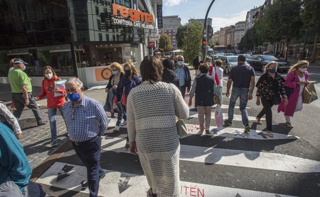 El consejero de Sanidad asegura que la pandemia está en un «claro descenso»