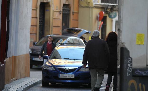 ¿Quién tiene prioridad si se estrecha la calle y no caben dos coches?