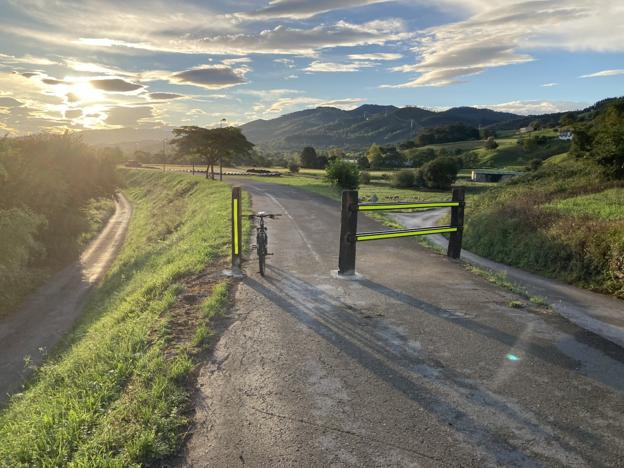 Castañeda instala barreras para evitar que los vehículos invadan la vía verde del Pas