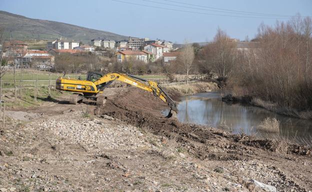 «Vamos a seguir limpiando el río Híjar a la espera de una solución estructural»