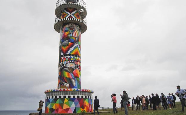 El «éxito» de Okuda en el faro de Ajo ampliará los días de visita y llevará los grafitis a otros puntos