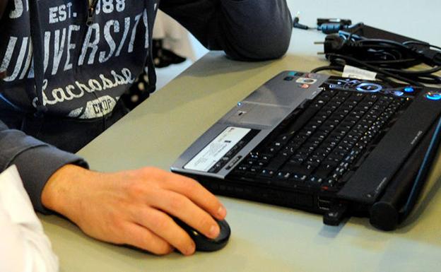La UC presta ordenadores portátiles y webcams a sus alumnos para facilitar el acceso a la docencia y la evaluación online