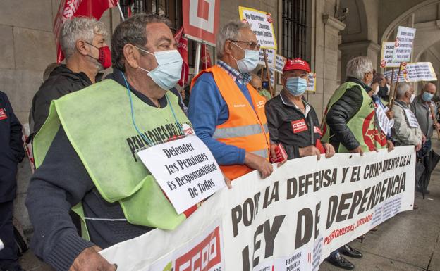 Los jubilados y pensionistas de Cantabria han salido a la calle para exigir «unas pensiones dignas»